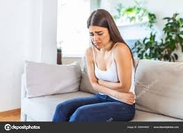 download (10) mulher com dor no lado direito da barriga segurando o abdômen