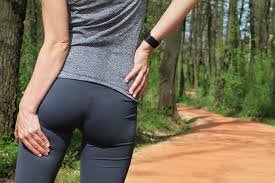 download (10) pessoa com dor no glúteo durante caminhada