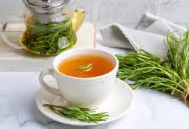 download (10) Xícara de chá de alecrim destacando seus benefícios para digestão e memória.