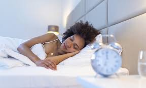 download (10) pessoa dormindo por muito tempo ao lado de despertador sobre o criado-mudo