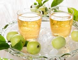 download (11) Xícara de chá de erva-cidreira com maçã sobre mesa de madeira