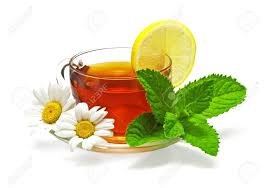 download (11) xícara de chá de camomila com hortelã sobre mesa de madeira