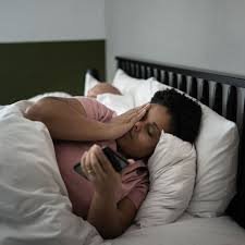 download (13) pessoa com expressão cansada ao acordar