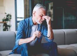 download (13) Usuário com dor de cabeça após longas horas de tela.