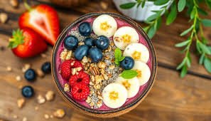 download (13) tigela com alimentos anti-inflamatórios como frutas vermelhas e cúrcuma