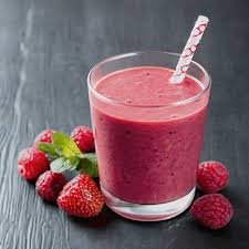 download (13) Copo de smoothie de frutas vermelhas com morangos e mirtilos ao redor