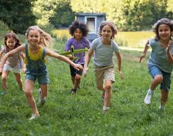download (14) Crianças correndo e brincando em área aberta para incentivar atividade física.