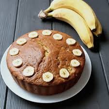 download (14) bolo integral de banana e cacau em fatia sobre prato branco