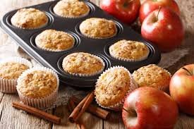 download (16) Muffins integrais de maçã e cacau sobre prato branco