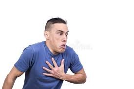 download (16) pessoa com mão no peito sentindo sintomas físicos de transtorno de pânico