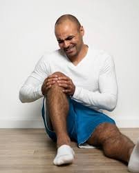 download (16) pessoa com dor nas articulações segurando o joelho