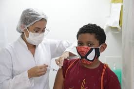 download (16) criança sendo vacinada em unidade de saúde