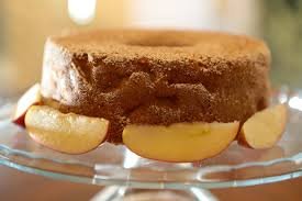 download (16) fatias de bolo integral de maçã e canela sobre prato de madeira