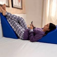 download (17) Pessoa deitada com pernas elevadas para aliviar dor nas pernas