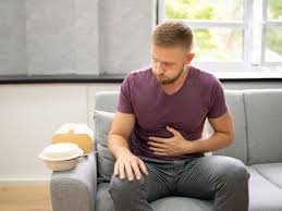 download (17) pessoa com a mão sobre o estômago sentindo desconforto causado por estresse