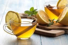 download (17) chá de gengibre e canela em xícara fumegante sobre mesa de madeira