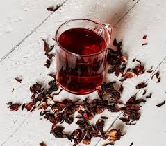 download (17) Xícara de chá de hibisco com cravos e flores secas ao redor