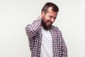 download (17) homem massageando o pescoço com dor ao tentar virar a cabeça