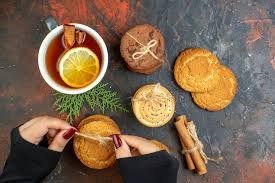 download (18) Chá de gengibre com canela servido em xícara, com pau de canela e gengibre fresco ao lado