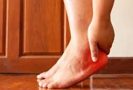 download (18) pernas com queimação representando sintomas de neuropatia periférica