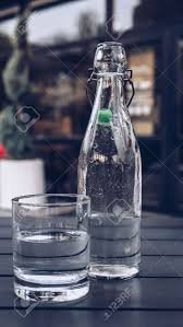 download (18) copo de água gelada ao lado de garrafa transparente representando hidratação