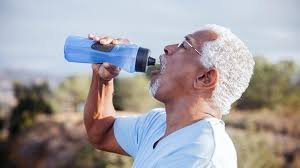 download (18) idoso hidratando-se e consumindo frutas frescas no verão.