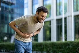 download (19) Adulto com mãos sobre o abdômen representando inflamação intestinal.