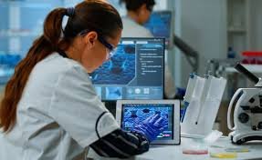 download (19) profissional de saúde realizando exame em centro de diagnóstico preventivo