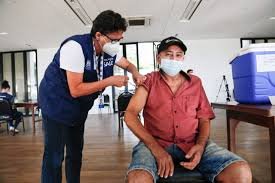 download (19) profissional de saúde vacinando homem adulto no braço.