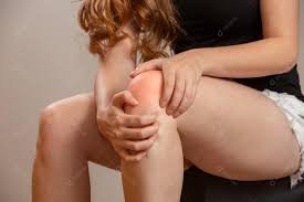 download (2) Pessoa com dor ao dobrar o joelho, segurando a articulação.