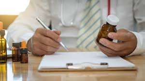 download (2) Mãos segurando medicamento usado para emagrecimento supervisionado.