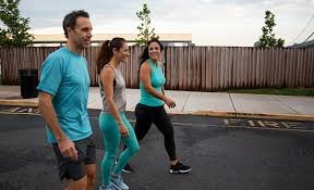 download (2) Pessoa caminhando ao ar livre em ritmo leve, com postura relaxada.