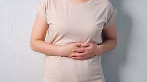 download (20) pessoa com dor abdominal segurando o estômago.