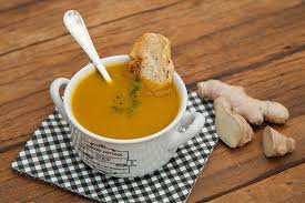 download (21) Sopa de abóbora e gengibre em tigela rústica, com cheiro-verde por cima