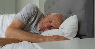download (21) idoso dormindo com tranquilidade em quarto aconchegante