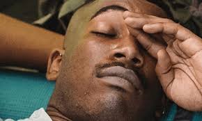 download (21) Pessoa tocando os olhos ao acordar com sensação de ardência