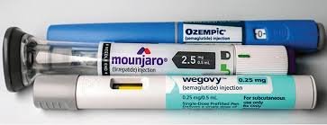 download (21) frascos de Mounjaro e Ozempic sobre uma mesa médica.