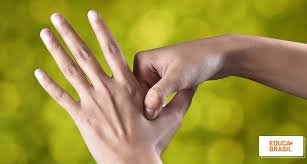 download (21) mulher massageando as mãos com sensação de formigamento leve