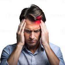 download (22) pessoa com expressão tensa sentindo dores físicas causadas pela ansiedade