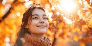 download (23) mulher sorrindo sob o sol representando o efeito da vitamina D no humor