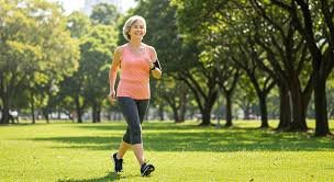 download (24) Caminhada leve para ajudar a controlar a pressão alta
