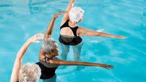 download (24) pessoa com artrose praticando exercício sem impacto