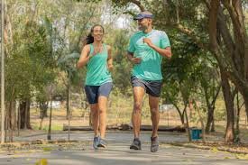 download (24) duas pessoas caminhando e correndo em trilha ao ar livre durante o amanhecer