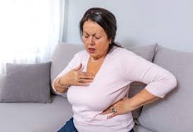 download (25) mulher com desconforto no peito ou costas representando sintomas de infarto feminino