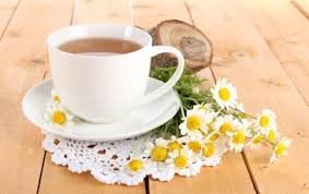 download (25) Chá de lavanda e camomila servido em xícara branca com flores ao redor.