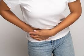 download (25) pessoa com dor abdominal segurando o lado direito