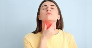 download (26) jovem tocando a região da tireoide, sugerindo sintomas hormonais