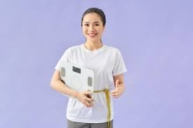 download (26) pessoa medindo a cintura com fita métrica