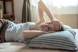 download (28) pessoa exausta deitada ou sentada, representando síndrome da fadiga crônica