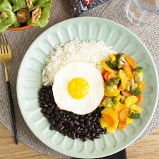 download (29) Arroz, pão e massa organizados de forma equilibrada em um prato